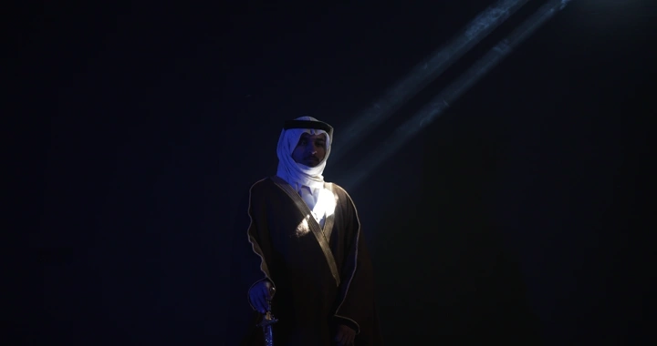 رجل يرتدي الزي التقليدي حاملًا سيفًا، لقطة واسعة.