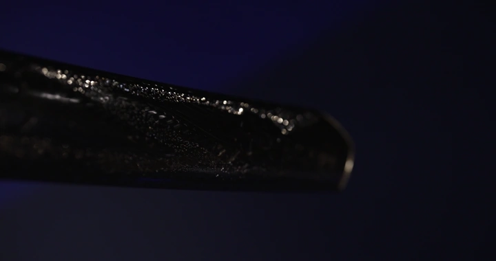 سل سيف داكن على خلفية زرقاء، لقطة مقربة.