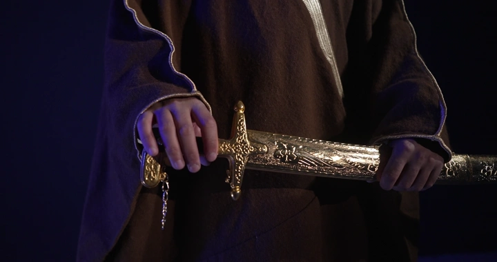 رجل يحمل سيفًا مزخرفًا، لقطة قريبة.