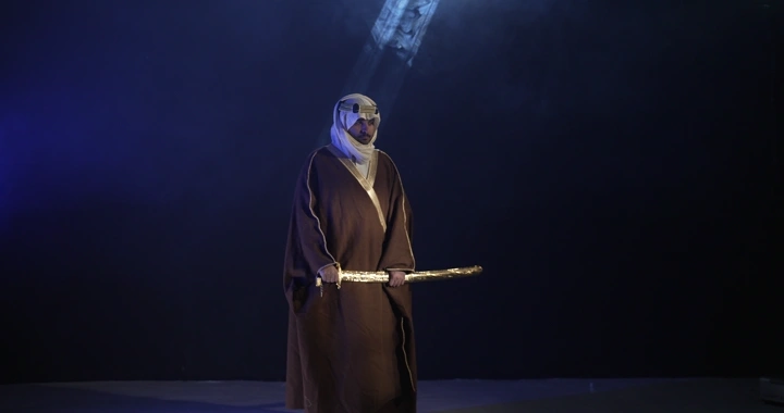 رجل يرتدي بشت ويحمل عصا في إضاءة سينمائيه.، لقطة استوديو.