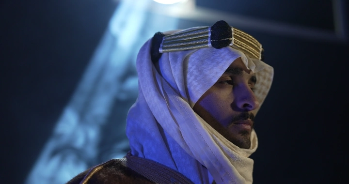 رجل يرتدي الزي التقليدي مع عقال مقصب، إضاءة سينمائيه..
