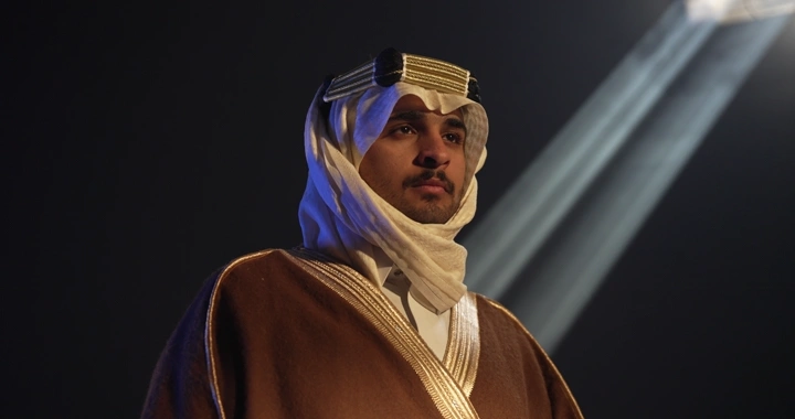 رجل يرتدي الزي التقليدي تحت إضاءة درامية، لقطة مقربة.