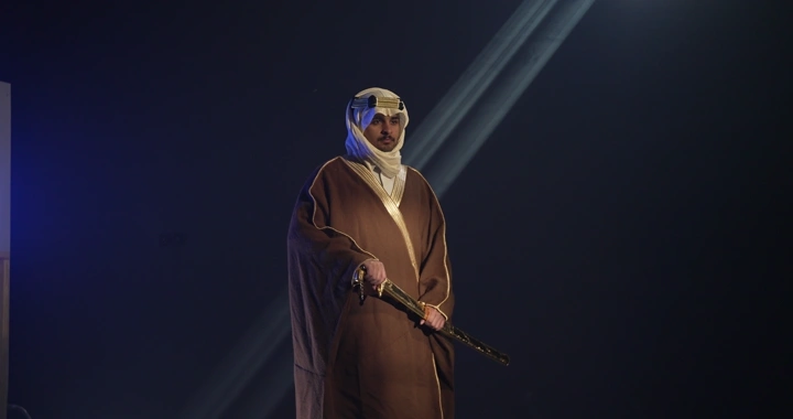 رجل يرتدي الزي التقليدي ويمسك سيفًا، إضاءة سينمائيه..