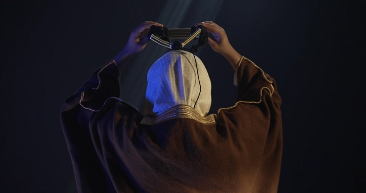 رجل يرتدي عقال مقصب في إضاءة سينمائيه.، لقطة خلفية.