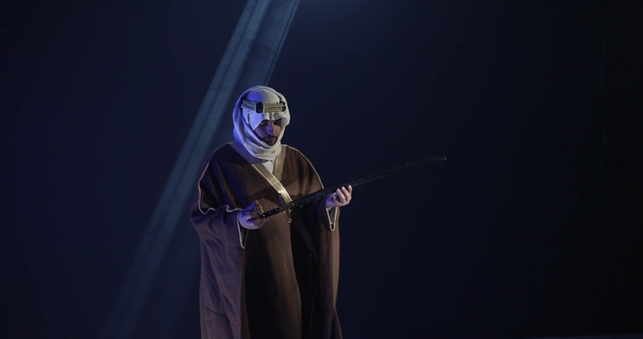 رجل يرتدي زي تقليدي يحمل سيفًا، إضاءة سينمائيه..