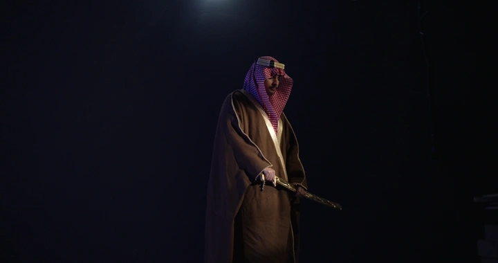 رجل يرتدي الزي التقليدي ويمسك سيفًا، إضاءة سينمائيه..