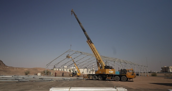 رافعة في موقع بناء صحراوي، لقطة نهارية.