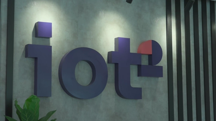 شعار iot على جدار مكتب حديث، لقطة داخلية.