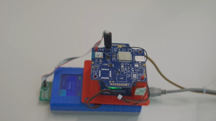 لوحة دوائر إلكترونية على طاولة بيضاء، لقطة مقربة.