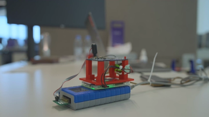 جهاز إلكتروني على مكتب في شركة، لقطة مقربة.