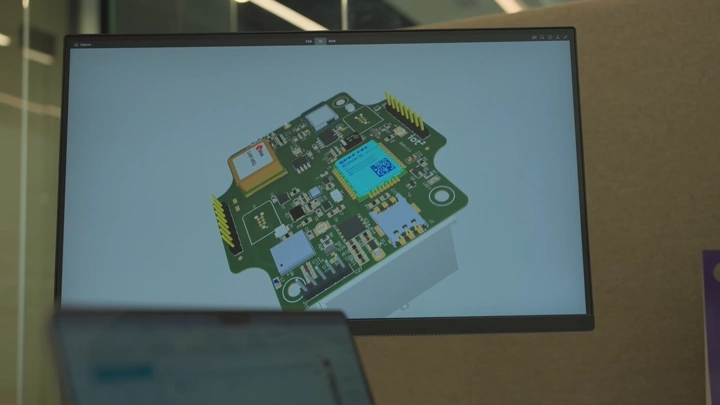 عرض تصميم لوحة إلكترونية على شاشة في مكتب.