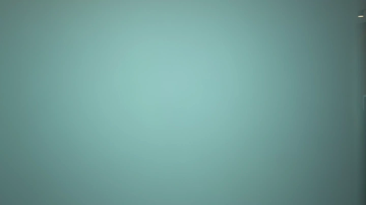 موظفون يعملون في مكتب حديث، لقطة داخلية.