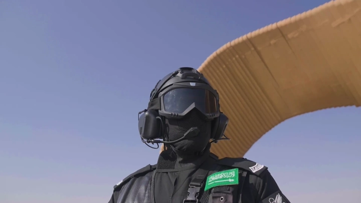 جندي بزي عسكري في موقع صحراوي، لقطة نهارية.