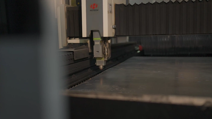 آلة قطع ليزر في مصنع، لقطة مقربة.