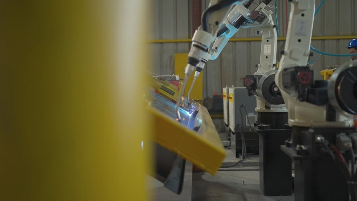 روبوتات صناعية تعمل في مصنع، لقطة داخلية.