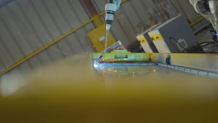 روبوت لحام في مصنع، لقطة مقربة.