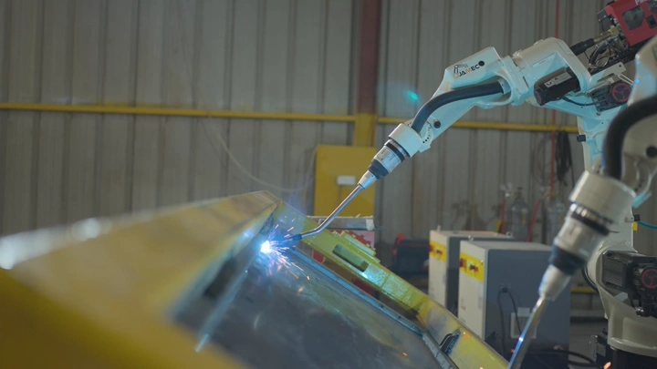 روبوت يلحم في مصنع حديث، لقطة قريبة.