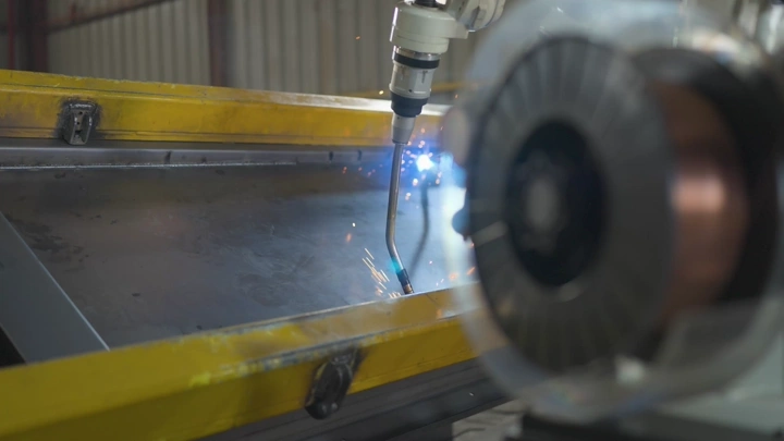 آلة لحام تعمل في مصنع، لقطة مقربة.