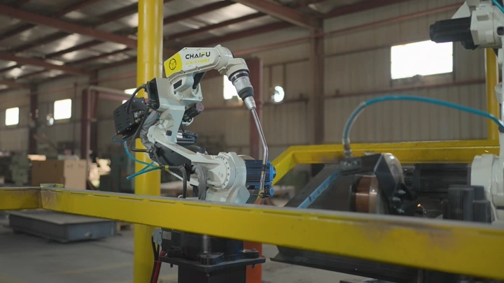 روبوت صناعي في مصنع، لقطة داخلية.