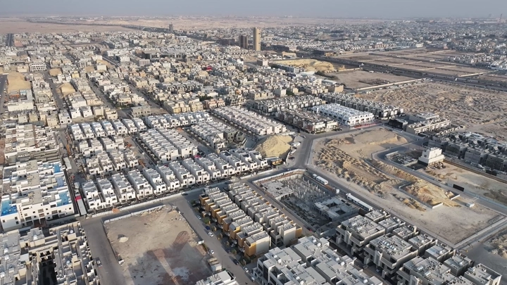 منازل النرجس في حي سكني، لقطة جوية نهارية.