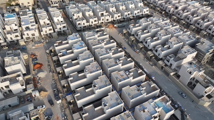 منازل حديثة في حي النرجس بالرياض، لقطة جوية.