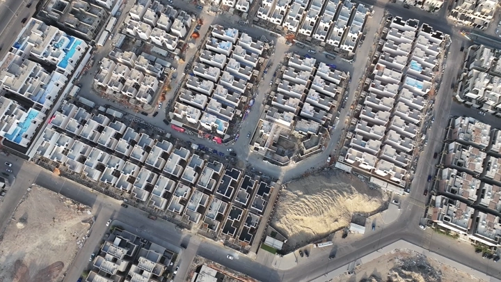 منازل النرجس في حي سكني، لقطة جوية.