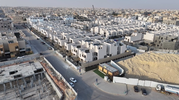 منازل حديثة في حي النرجس بالرياض، لقطة جوية.