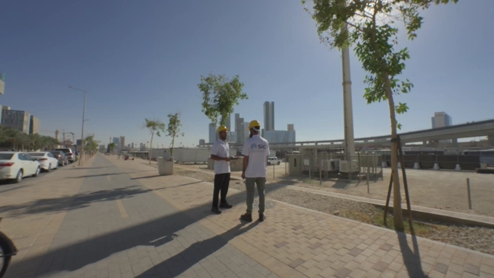 مهندسان يتصافحان في شارع حديث، لقطة نهارية.