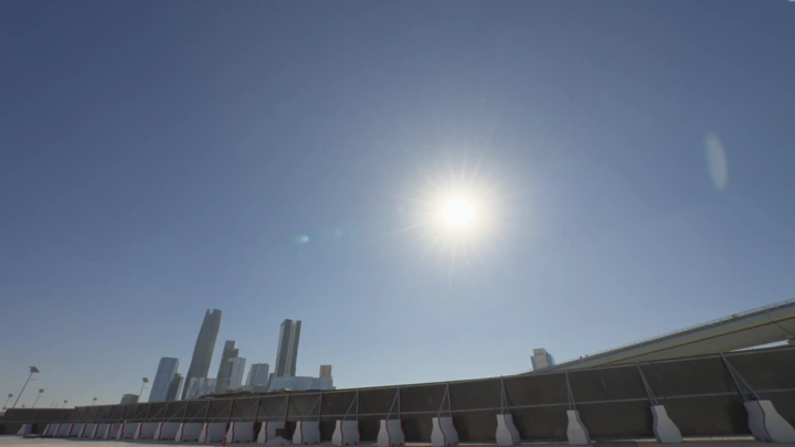 أفق مدينة مع ناطحات سحاب تحت شمس مشرقة، لقطة واسعة.