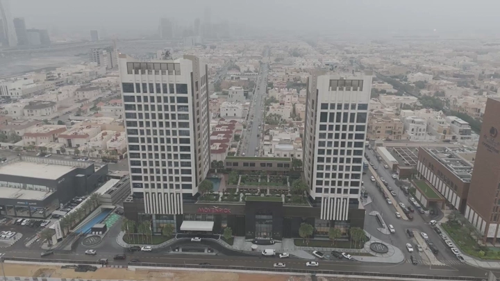 فندق الموفنبيك في مدينة كبيرة، لقطة جوية.