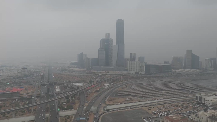 ناطحات سحاب في مركز مالي تحت سماء غائمة، لقطة جوية.