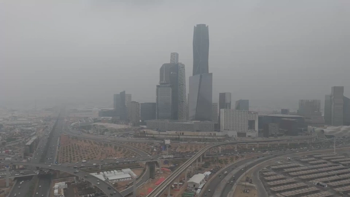 ناطحات سحاب في المركز المالي في يوم غائم، لقطة جوية.