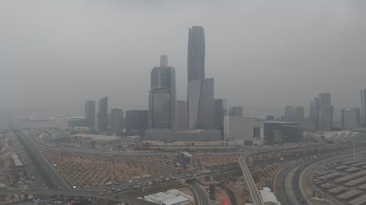 ناطحات سحاب في المركز المالي بالرياض في يوم غائم، لقطة جوية.