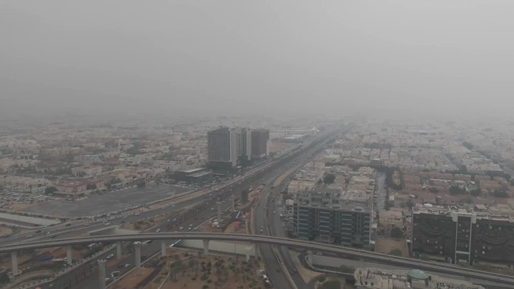 مدينة تحت الضباب مع طرق سريعة، لقطة جوية.