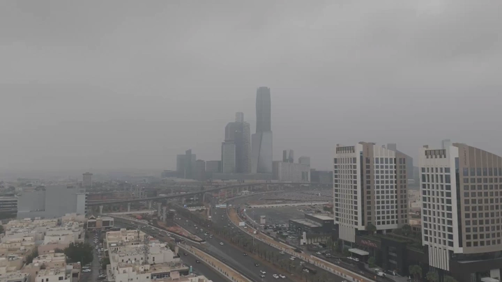 أبراج في المركز المالي في يوم غائم، لقطة جوية.