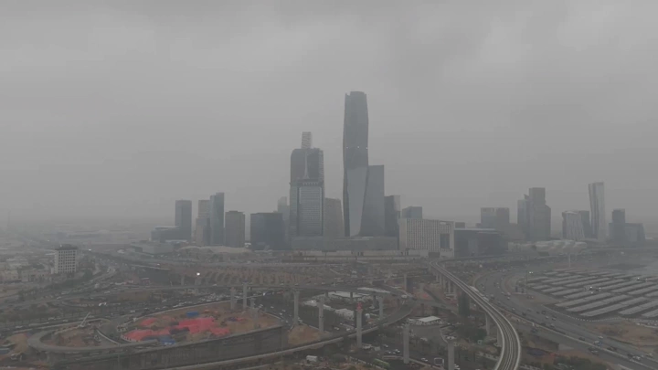 ناطحات سحاب في مركز مالي تحت سماء غائمة، لقطة جوية.