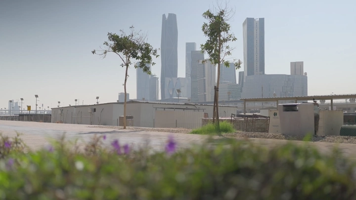 ناطحات سحاب في المركز المالي بالرياض، لقطة نهارية.