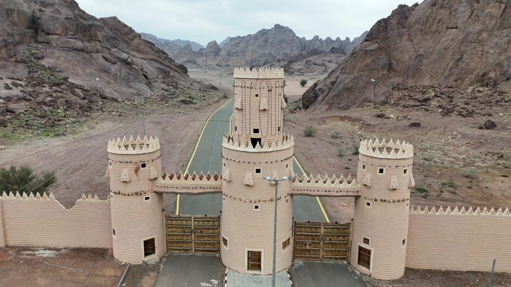 بوابة تاريخية في حديقة السلام بحائل، لقطة جوية.