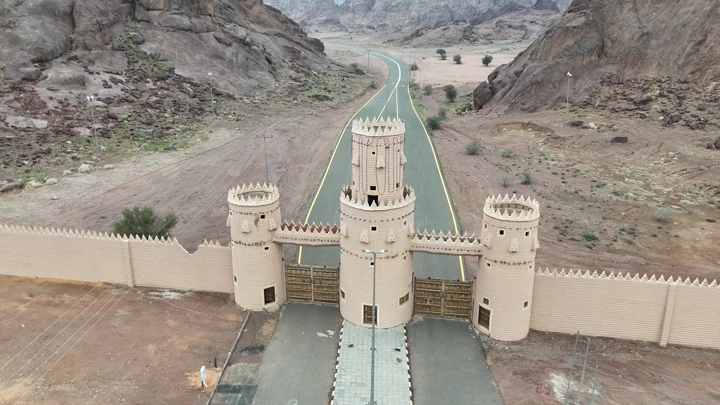 بوابة تاريخية في حديقة السلام بحائل، لقطة جوية.