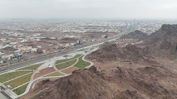منظر جوي لحديقة السلام في حائل، تظهر الطرق والتضاريس الجبلية.