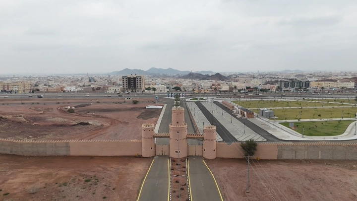 مدخل حديقة السلام في حائل، لقطة جوية.