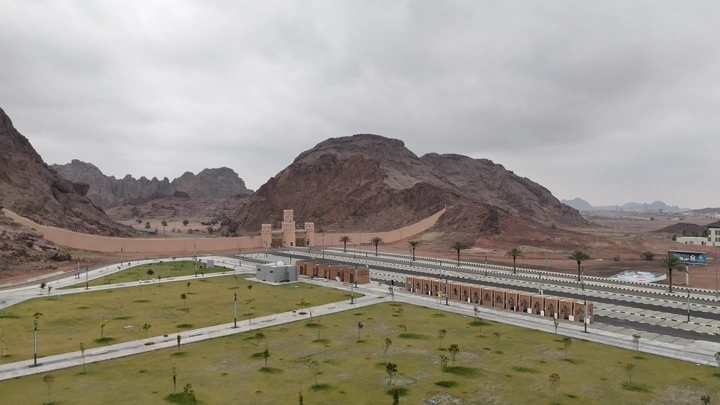 حديقة السلام في حائل تحت سماء غائمة، لقطة جوية.