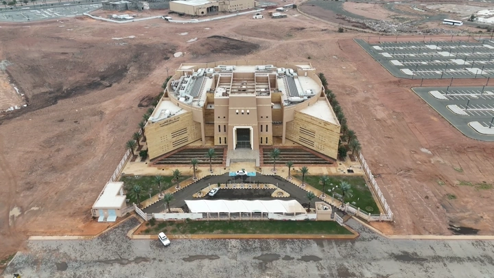 مبنى متحف حائل في الصحراء، لقطة جوية.