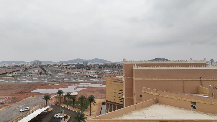 متحف حائل مع مناظر طبيعية وجبال في الخلفية، لقطة جوية.