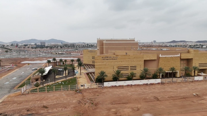 متحف حائل في يوم غائم، لقطة جوية.