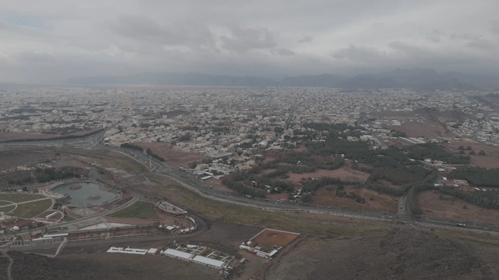 منظر جوي لمدينة حائل تحت سماء غائمة، لقطة درون.