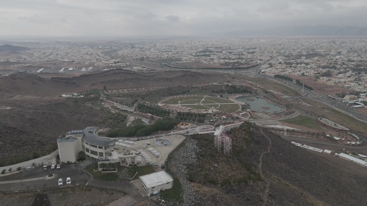 منظر جوي لمطل حاتم الطائي في يوم غائم، لقطة درون.