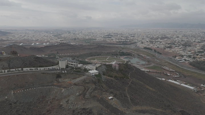 منظر جوي لمطل حاتم الطائي في يوم غائم.