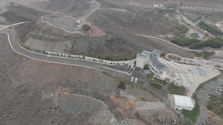 منظر جوي لمطل حاتم الطائي في منطقة جبلية، لقطة درون.