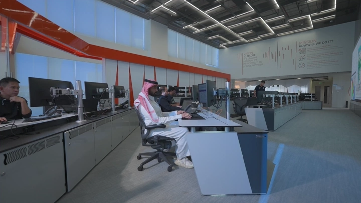 موظفون يعملون في مكتب حديث، لقطة داخلية.